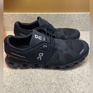 OnCloud size 10.5 men’s sneakers